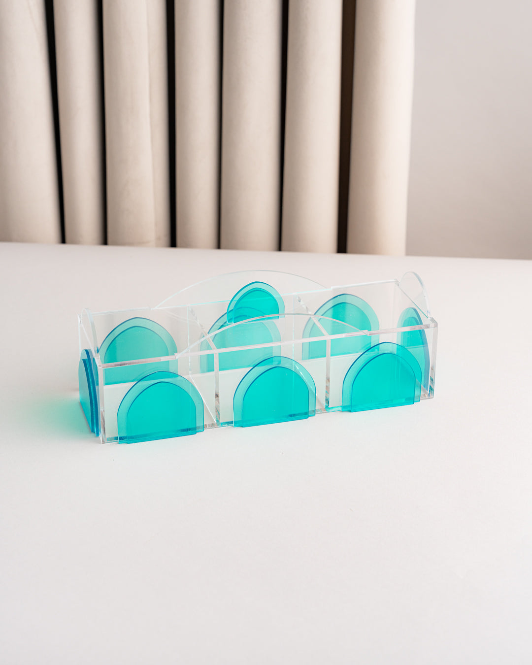 علبة اكريلك مقسم بستايل حديث