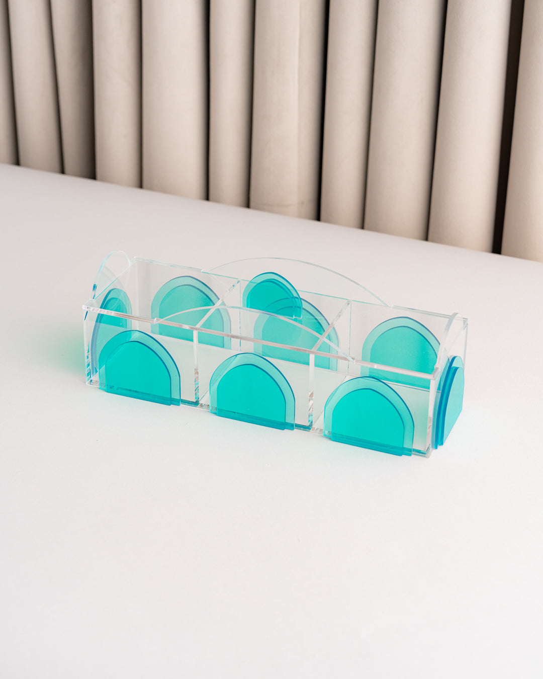 علبة اكريلك مقسم بستايل حديث