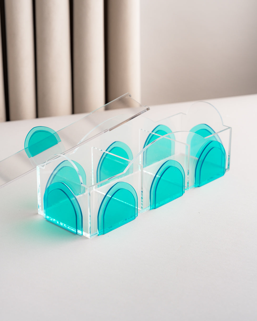 علبة اكريلك مقسم بستايل حديث