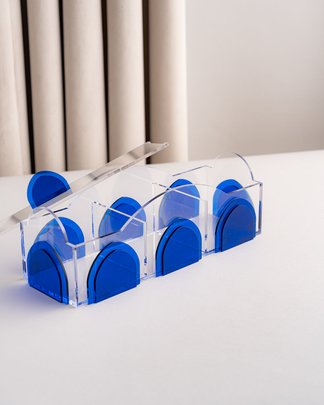 علبة اكريلك مقسم بستايل حديث