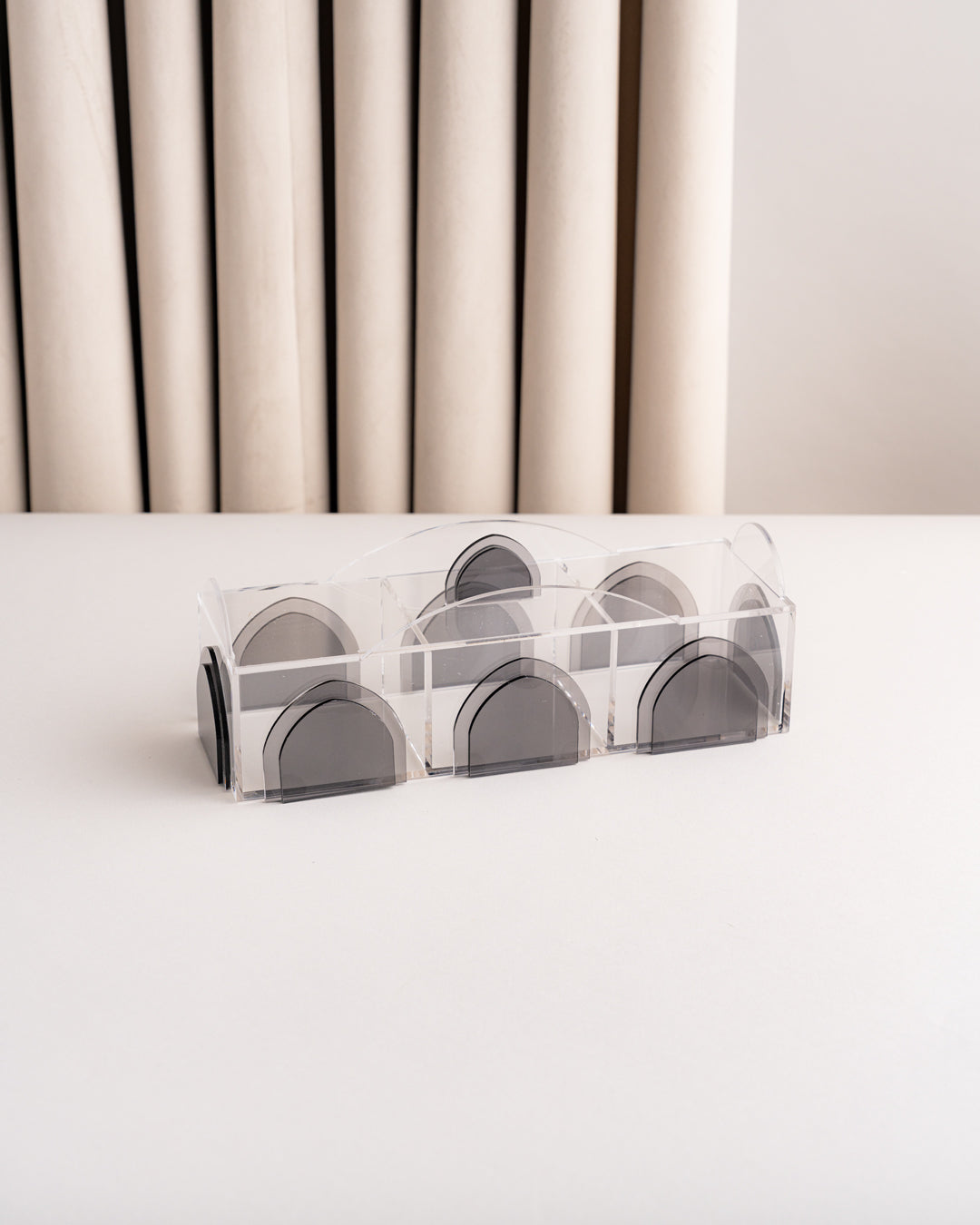 علبة اكريلك مقسم بستايل حديث