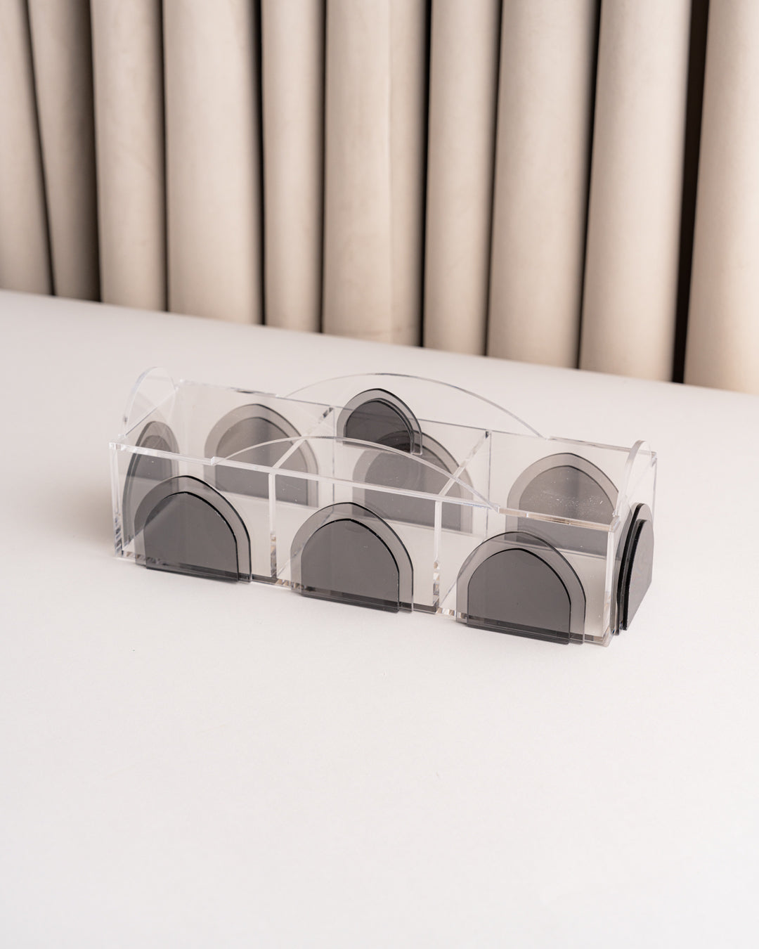 علبة اكريلك مقسم بستايل حديث