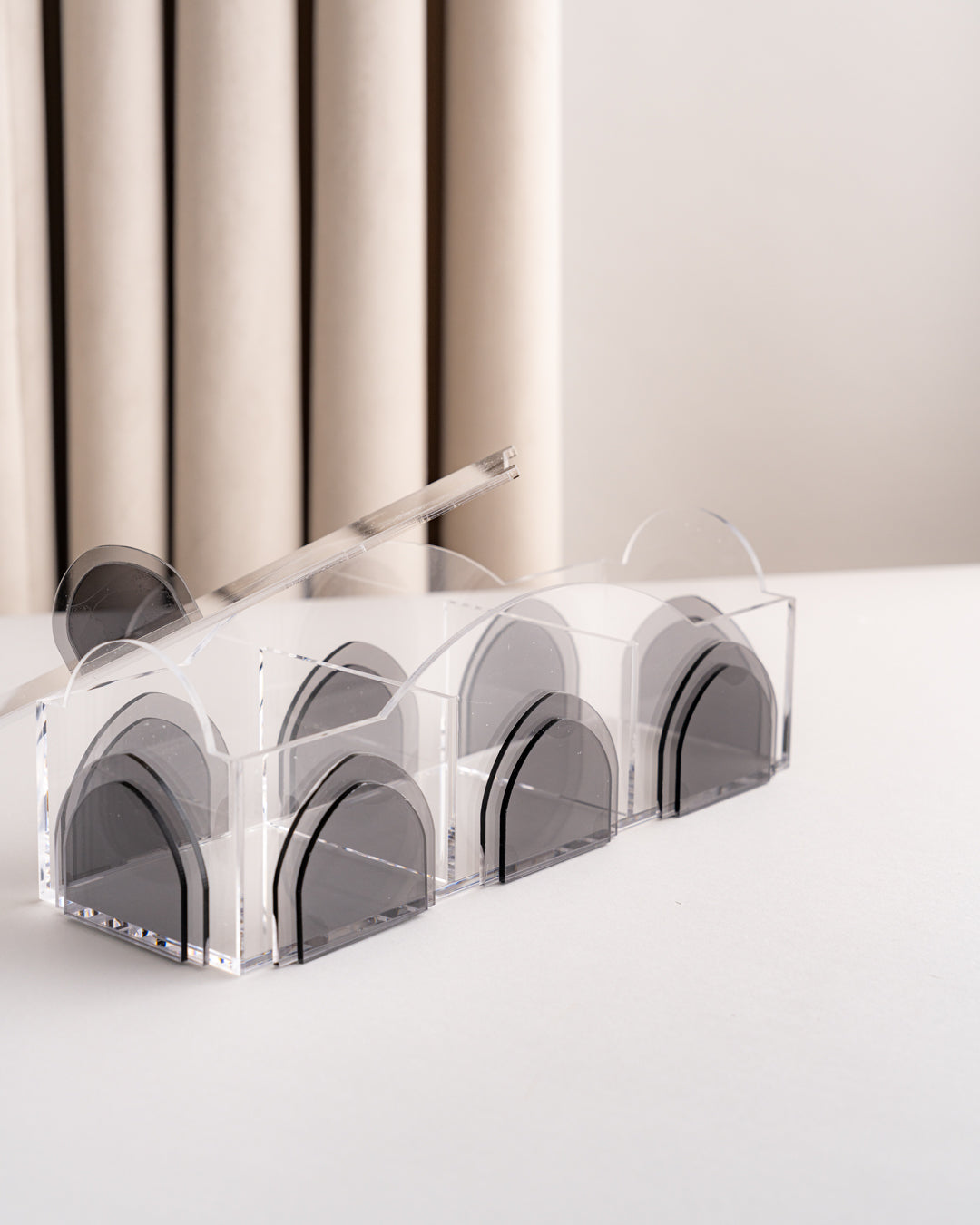 علبة اكريلك مقسم بستايل حديث