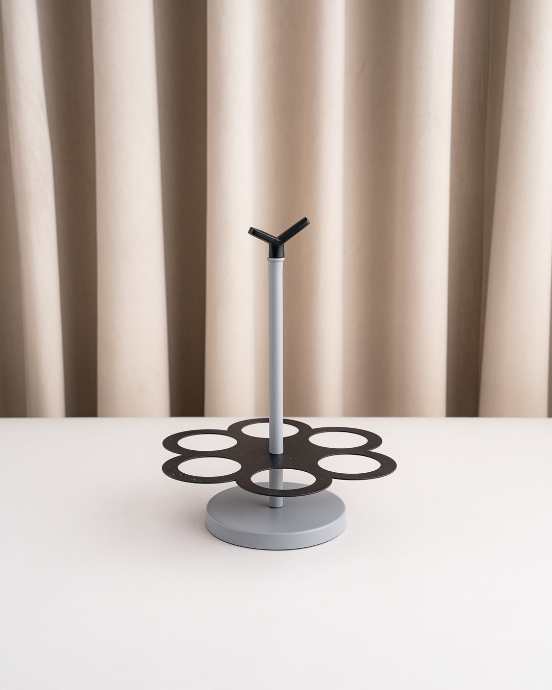 حامل فنجان أسود