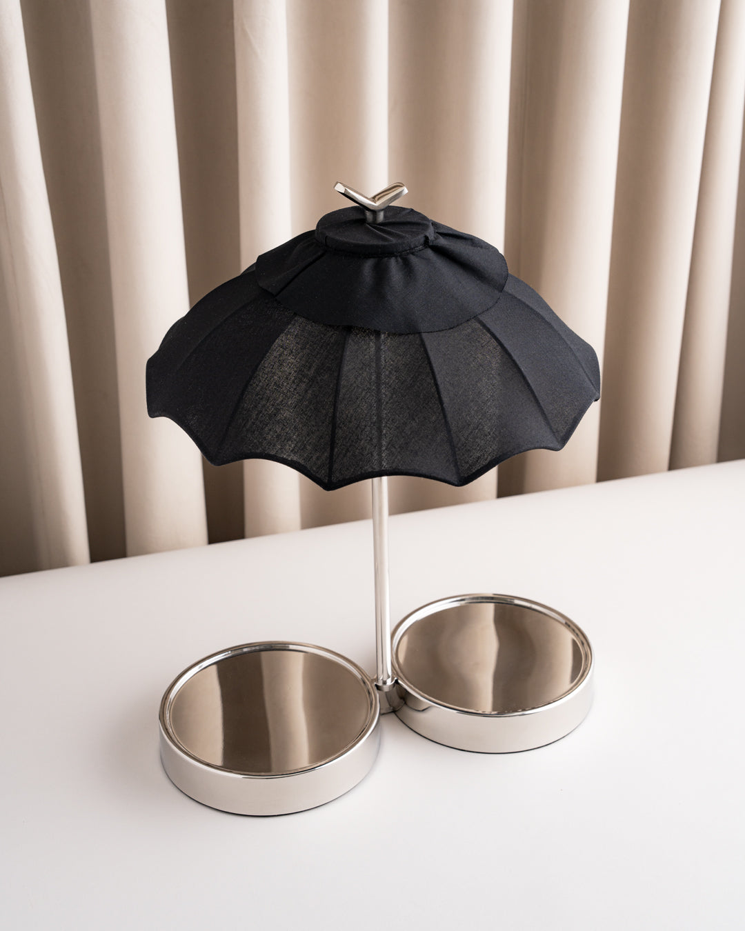 حامل مطارة سيلفر بمظلة سوداء