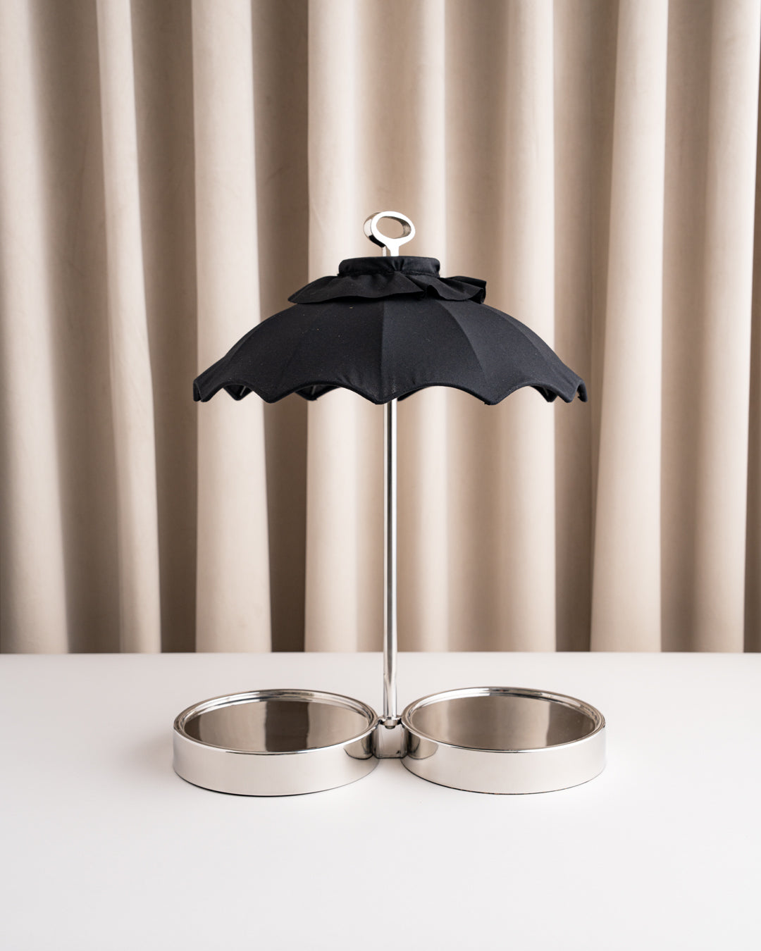 حامل مطارة سيلفر بمظلة سوداء