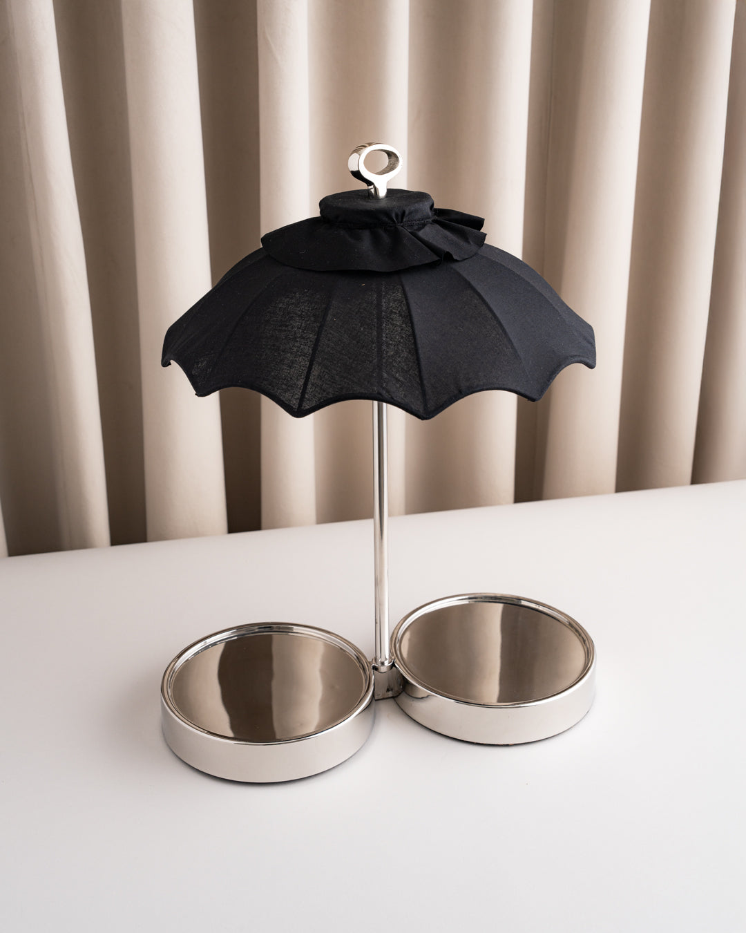 حامل مطارة سيلفر بمظلة سوداء