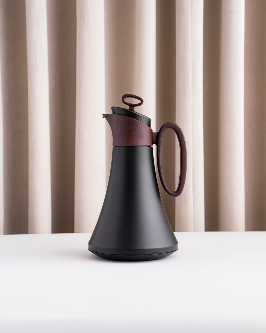 مطارة شاي وقهوة لون اسود بمقبض لون خشبي