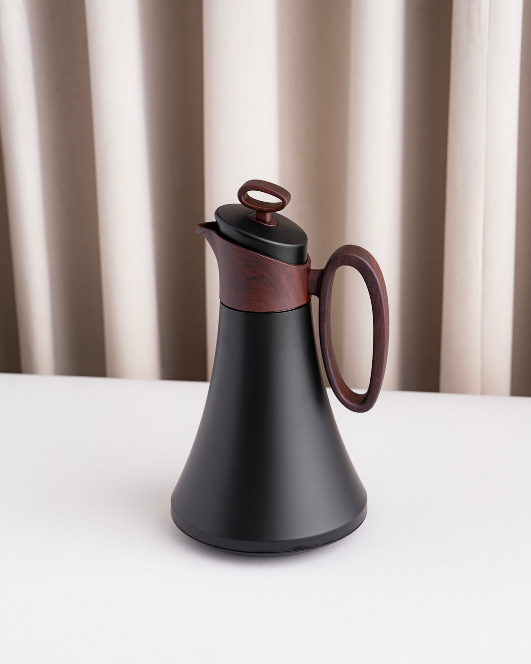 مطارة شاي وقهوة لون اسود بمقبض لون خشبي