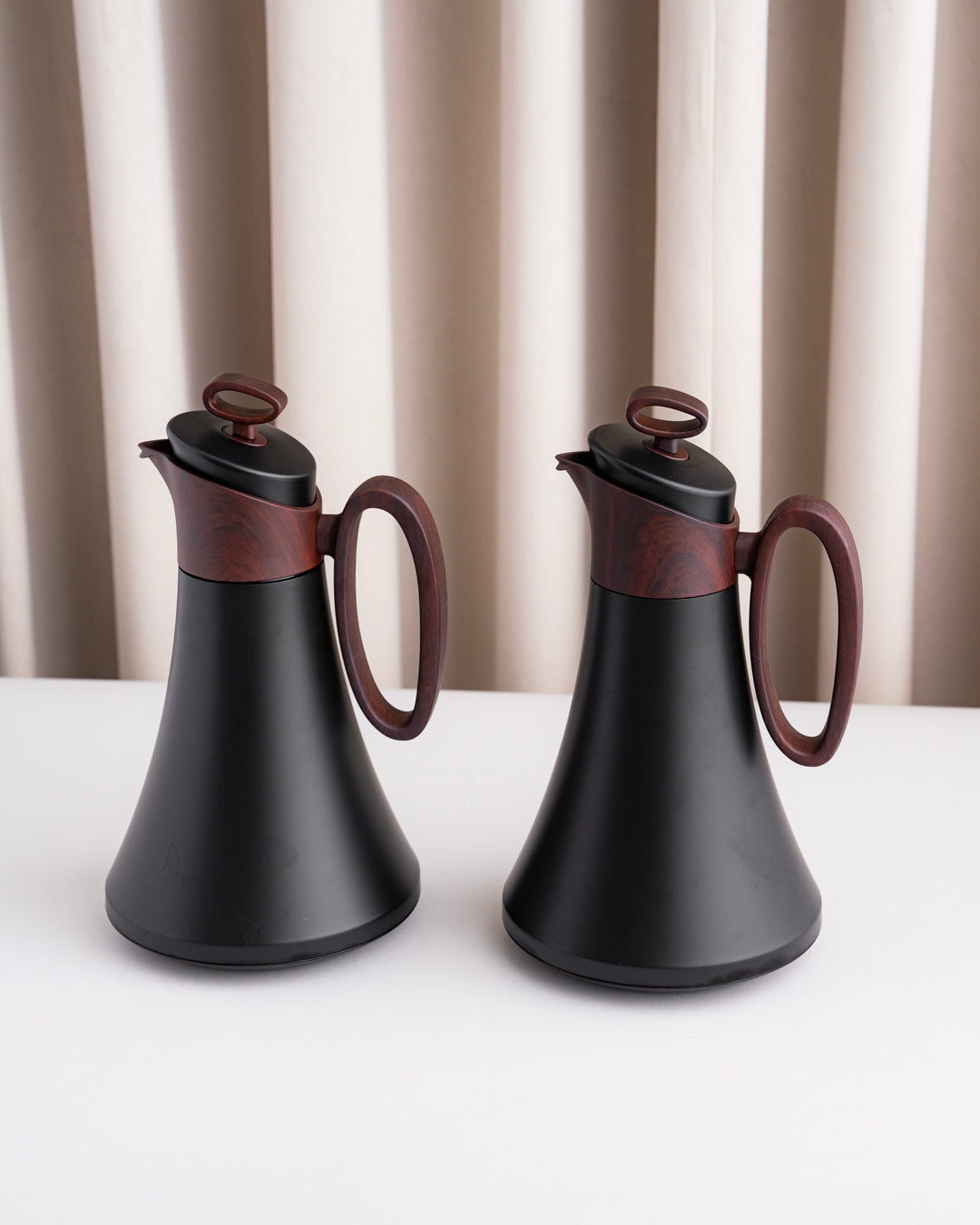 طقم مطارة شاي وقهوة لون اسود بمقبض لون خشبي
