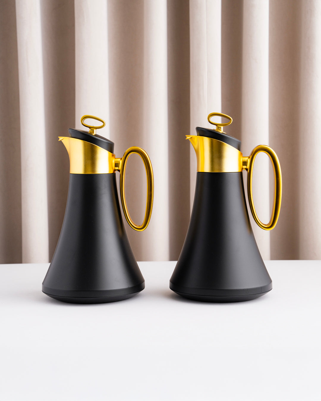 طقم مطارة شاي وقهوة لون اسود بمقبض ذهبي
