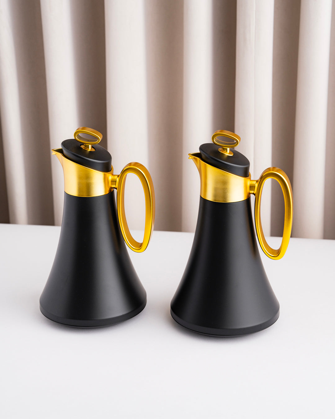 طقم مطارة شاي وقهوة لون اسود بمقبض ذهبي