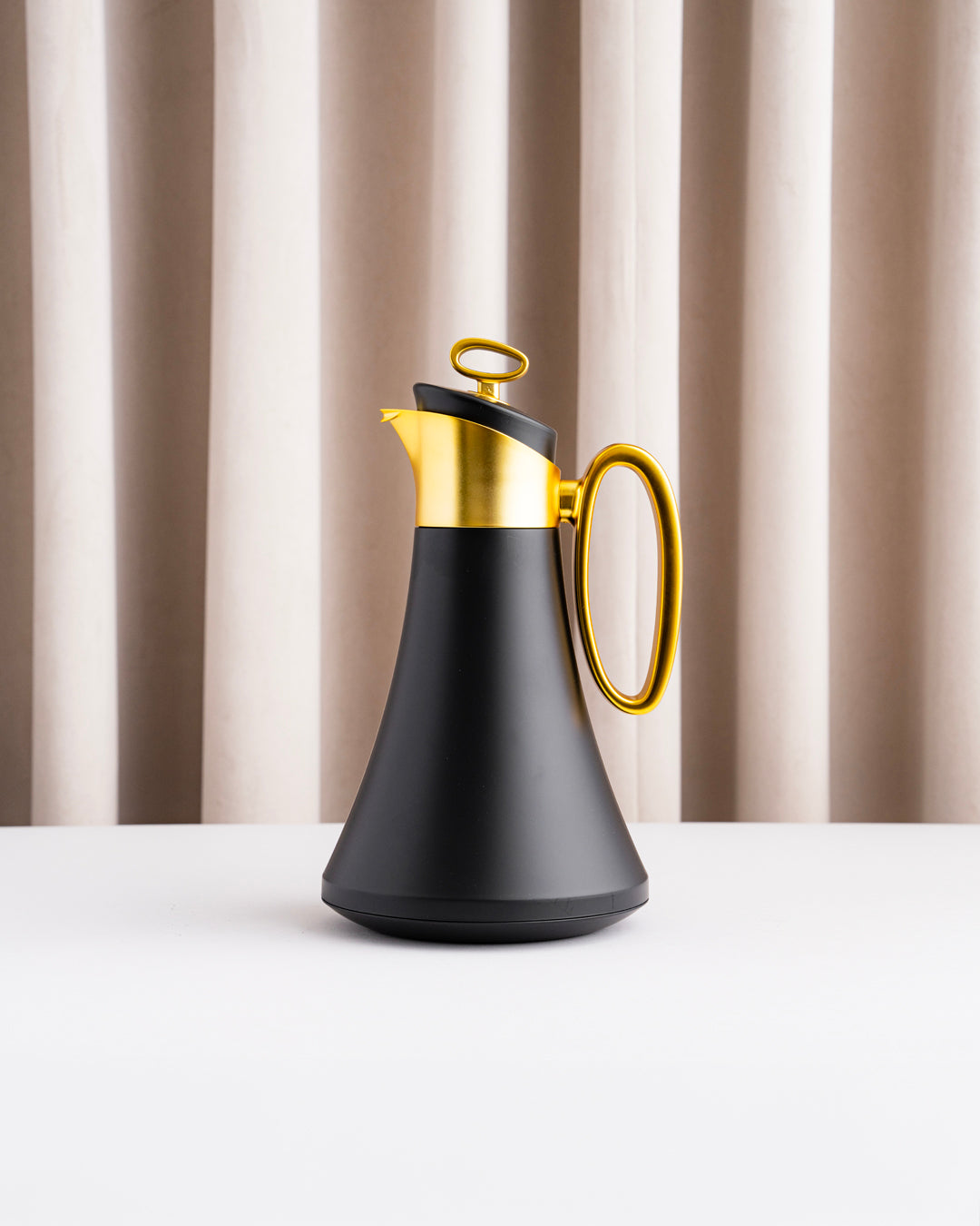 مطارة شاي وقهوة لون اسود بمقبض ذهبي