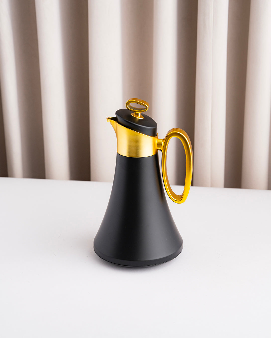 مطارة شاي وقهوة لون اسود بمقبض ذهبي