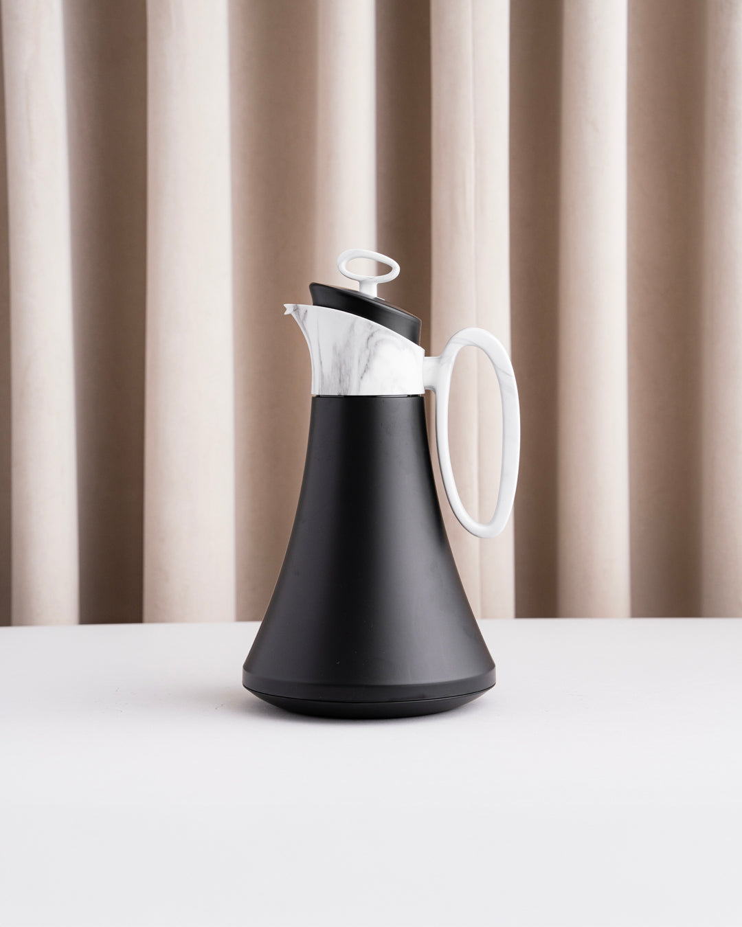 مطارة شاي وقهوة لون اسود بمقبض ماربل