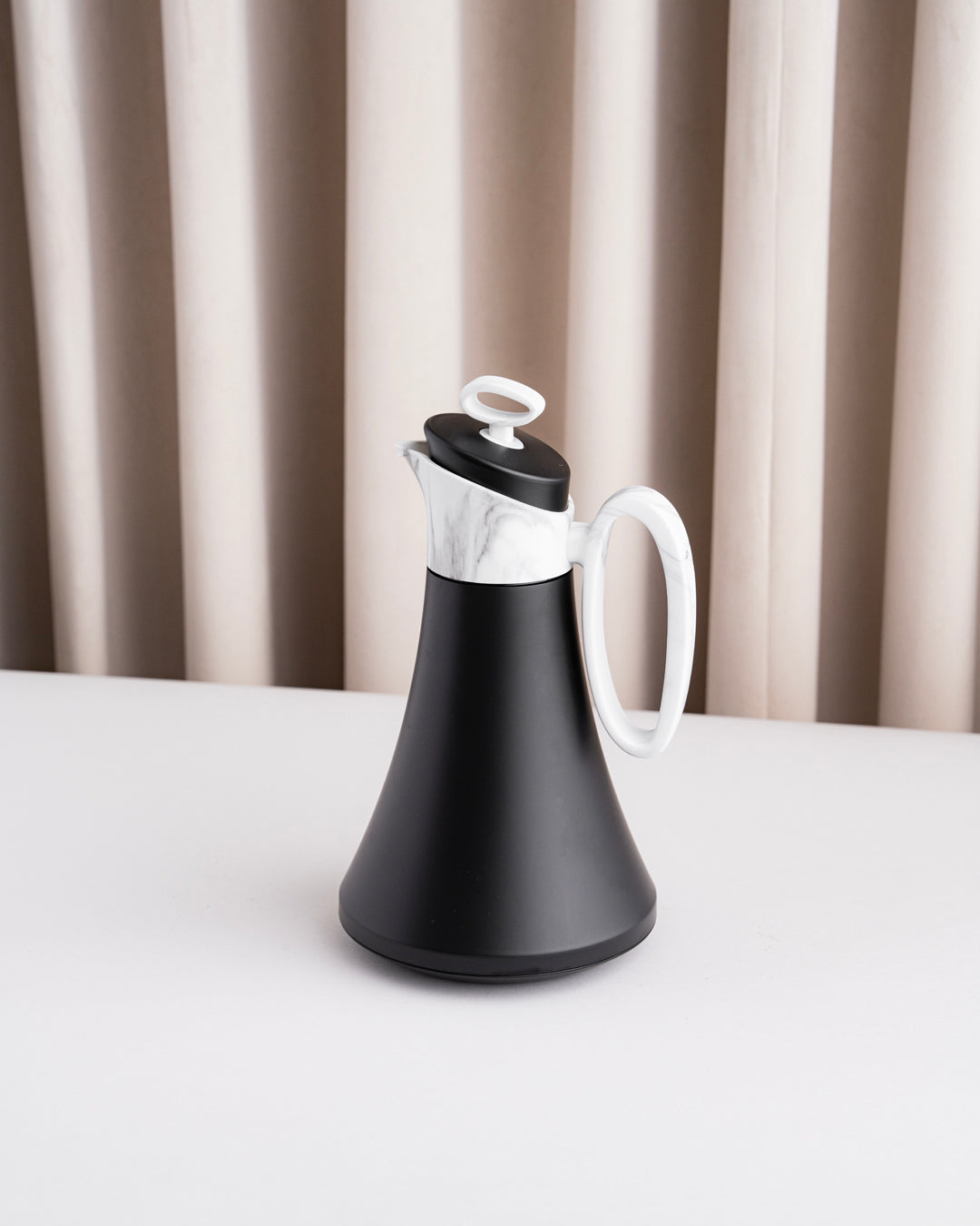 مطارة شاي وقهوة لون اسود بمقبض ماربل