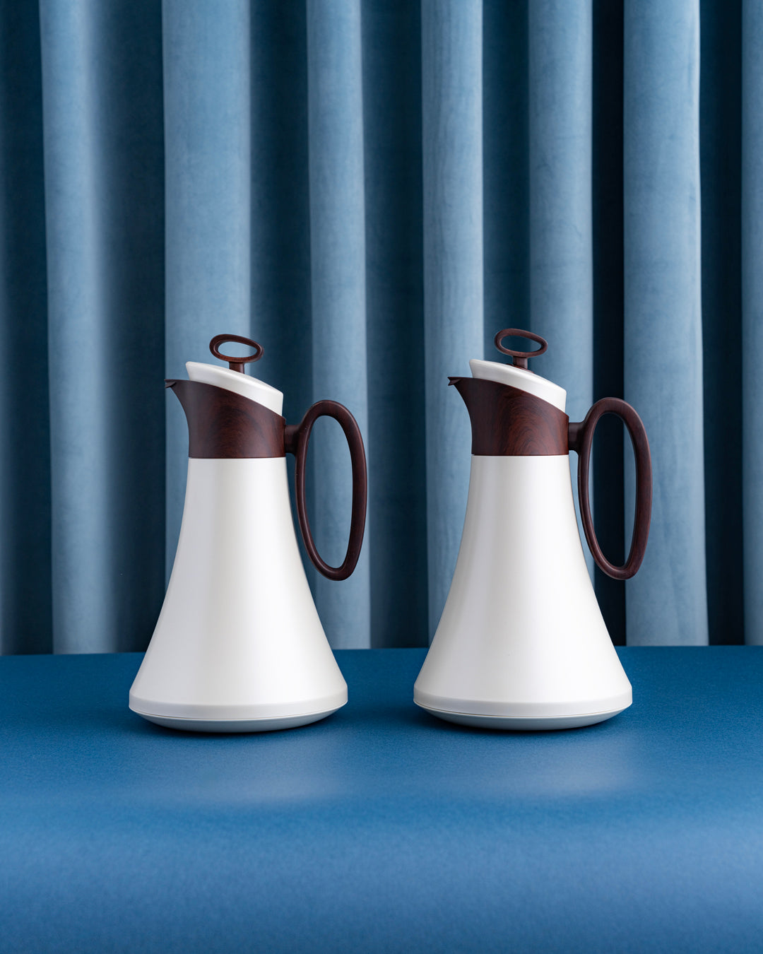 طقم مطارة شاي وقهوة لون ابيض بمقبض لون خشبي