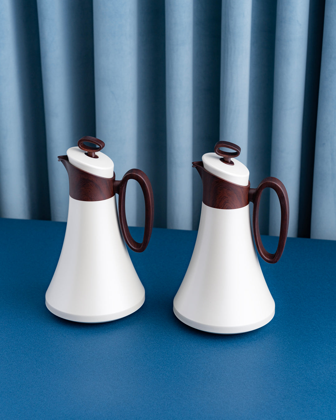 طقم مطارة شاي وقهوة لون ابيض بمقبض لون خشبي