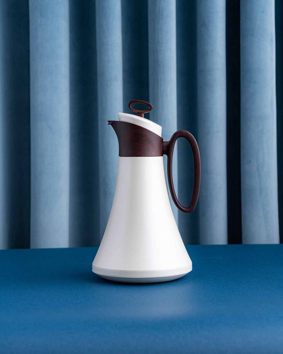 مطارة شاي وقهوة لون ابيض بمقبض لون خشبي