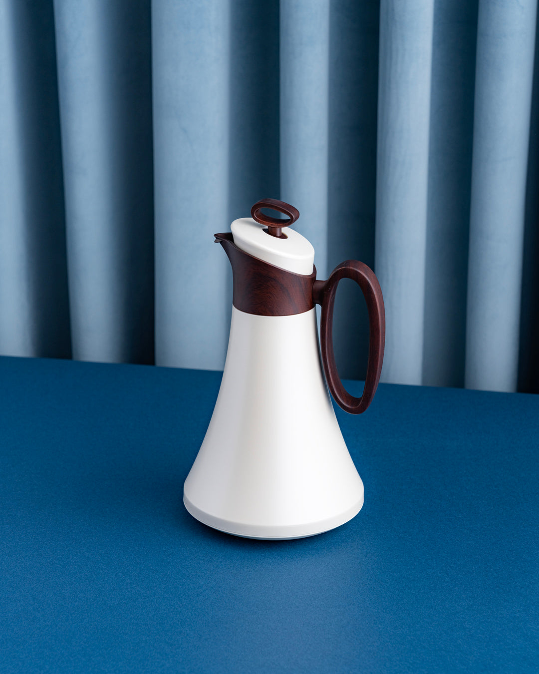 مطارة شاي وقهوة لون ابيض بمقبض لون خشبي