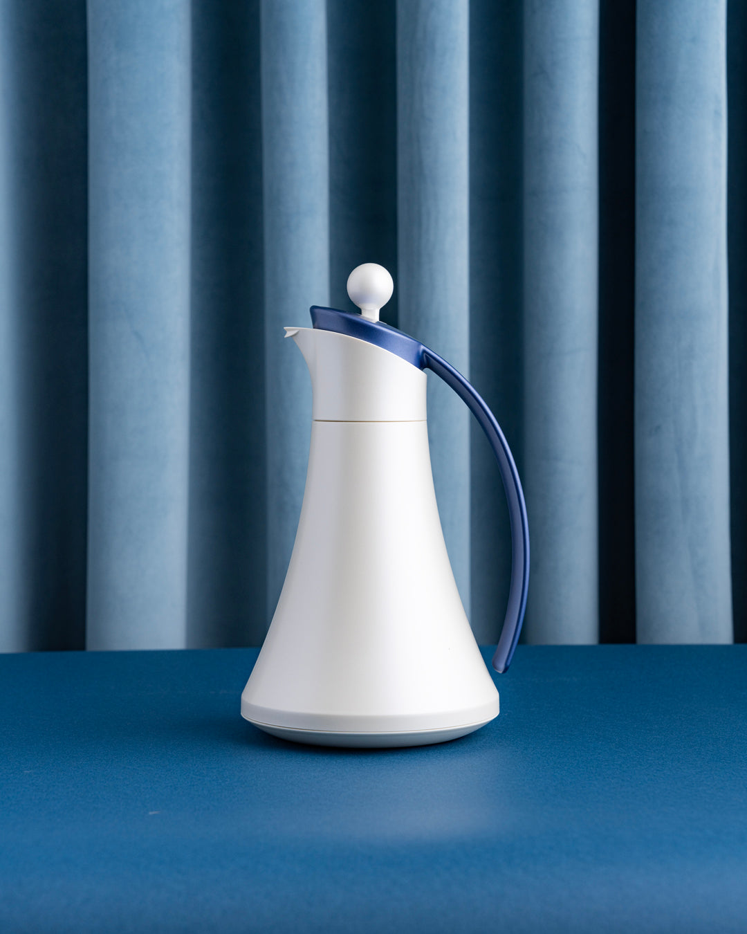 مطارة بيلا لون صدفي بمقبض أزرق