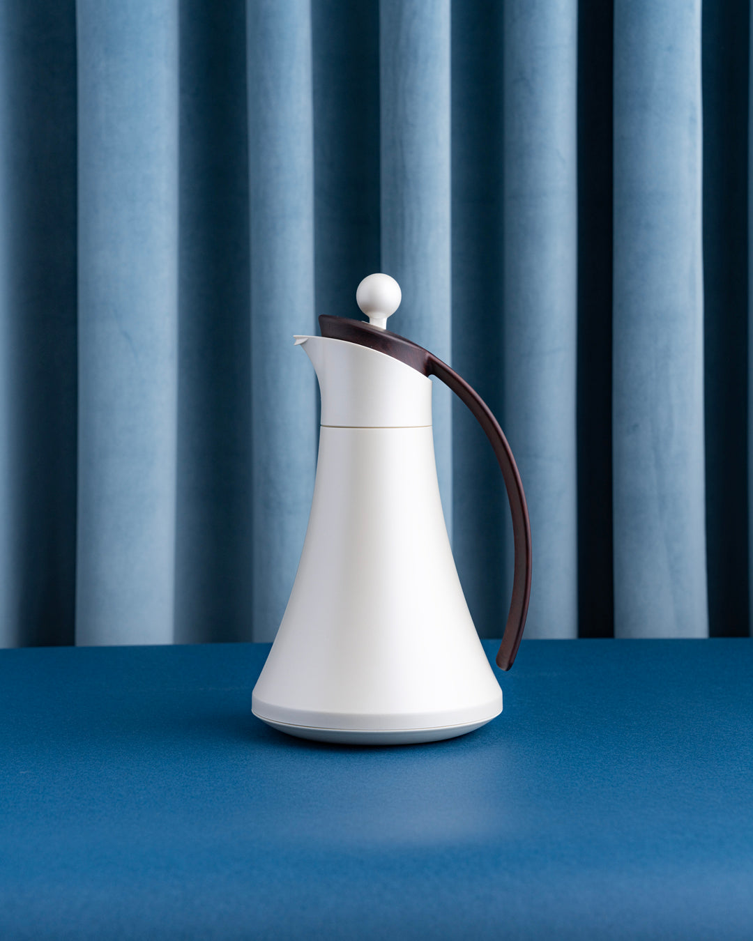 مطارة بيلا لون صدفي بمقبض لون خشبي