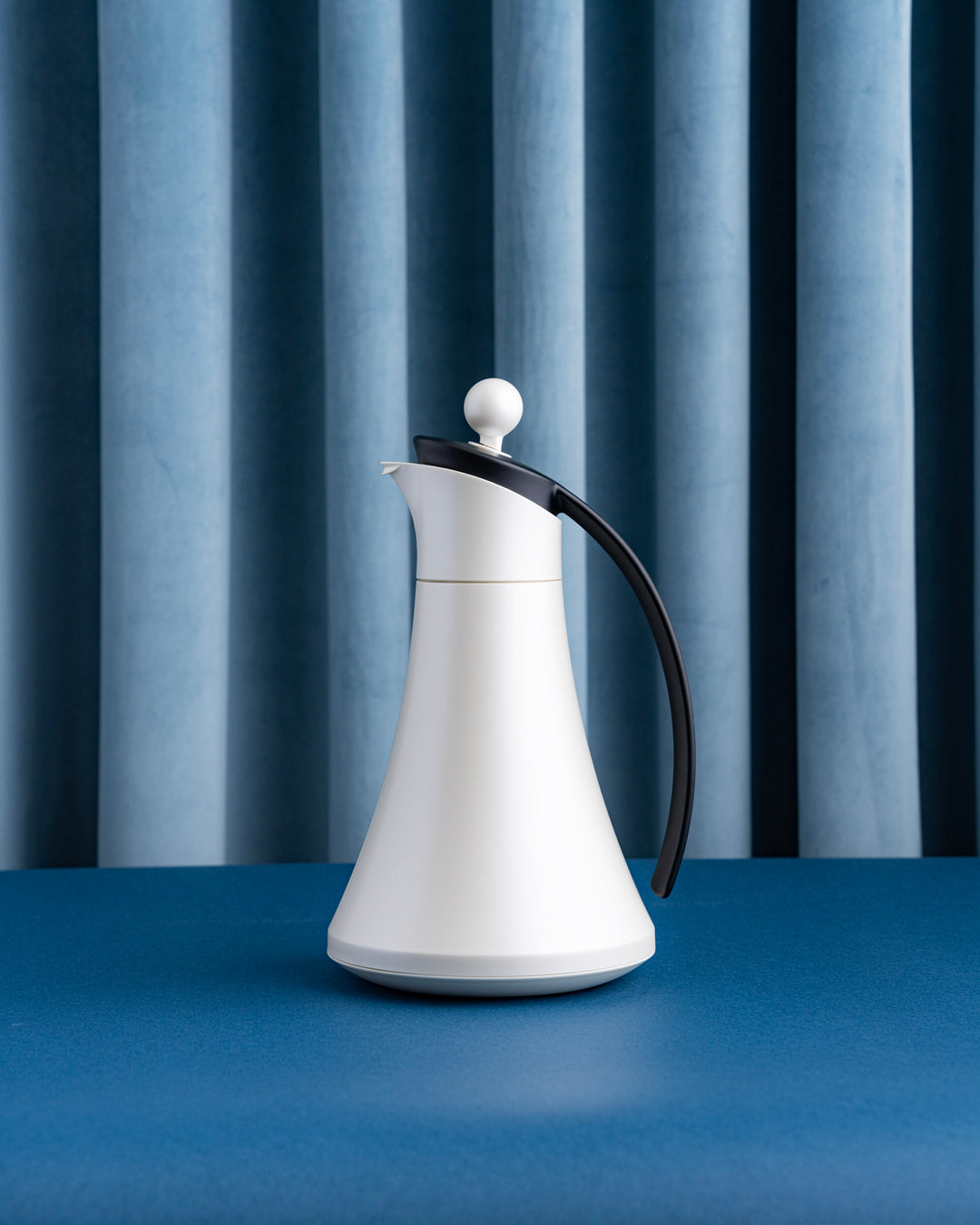 مطارة بيلا لون صدفي بمقبض أسود