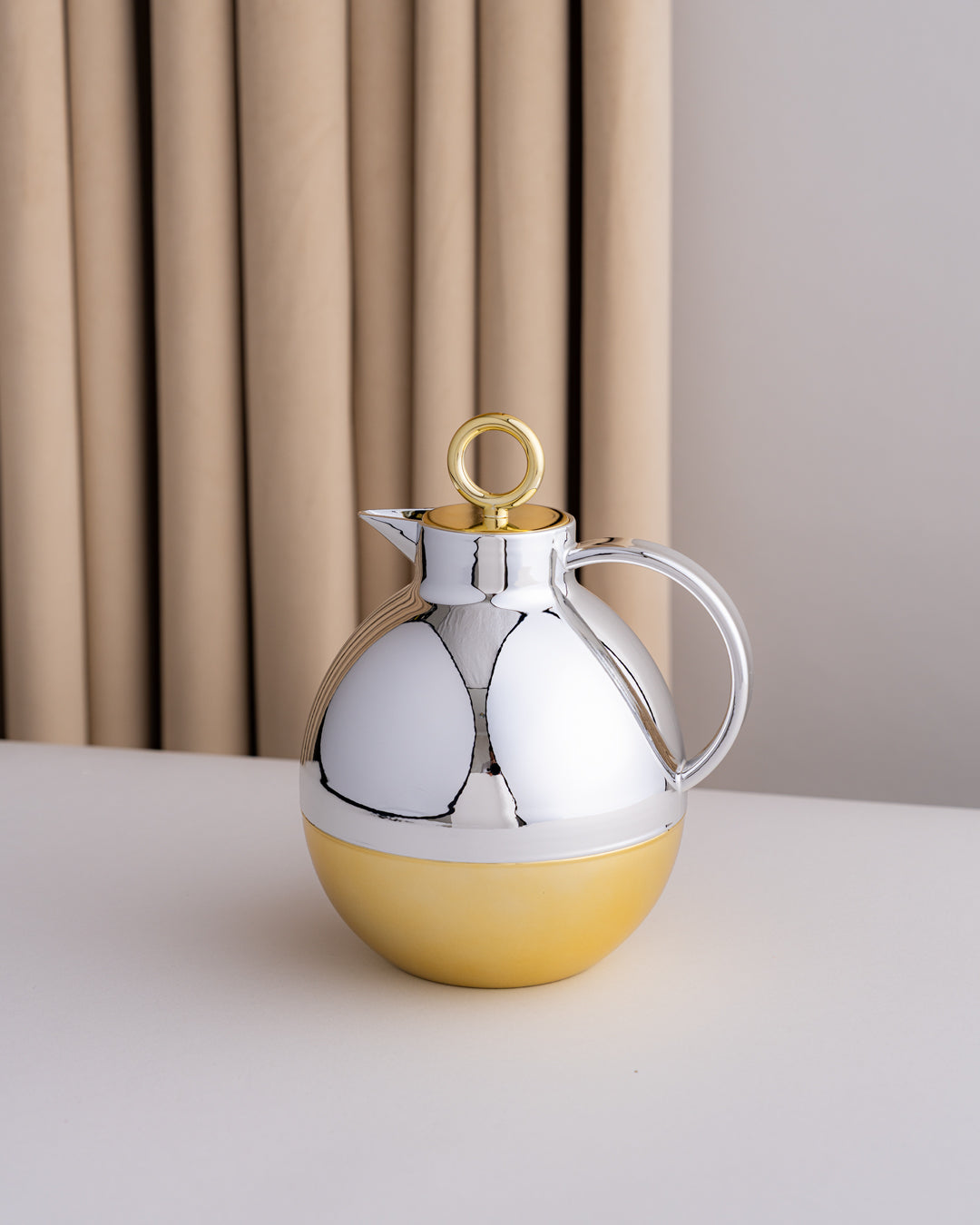 مطارة شاي وقهوة بمقبض سلفر وقاعدة ذهبية