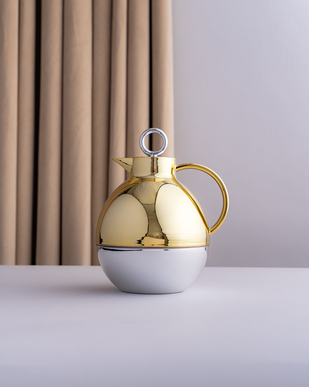 مطارة شاي وقهوة بمقبض ذهبي وقاعدة سلفر