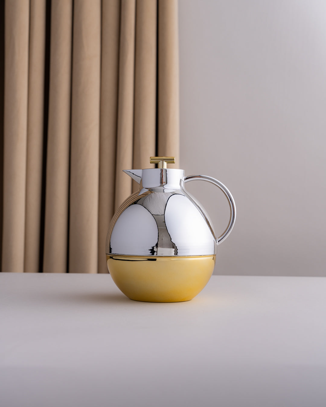 مطارة شاي وقهوة بمقبض سلفر وقاعدة ذهبية