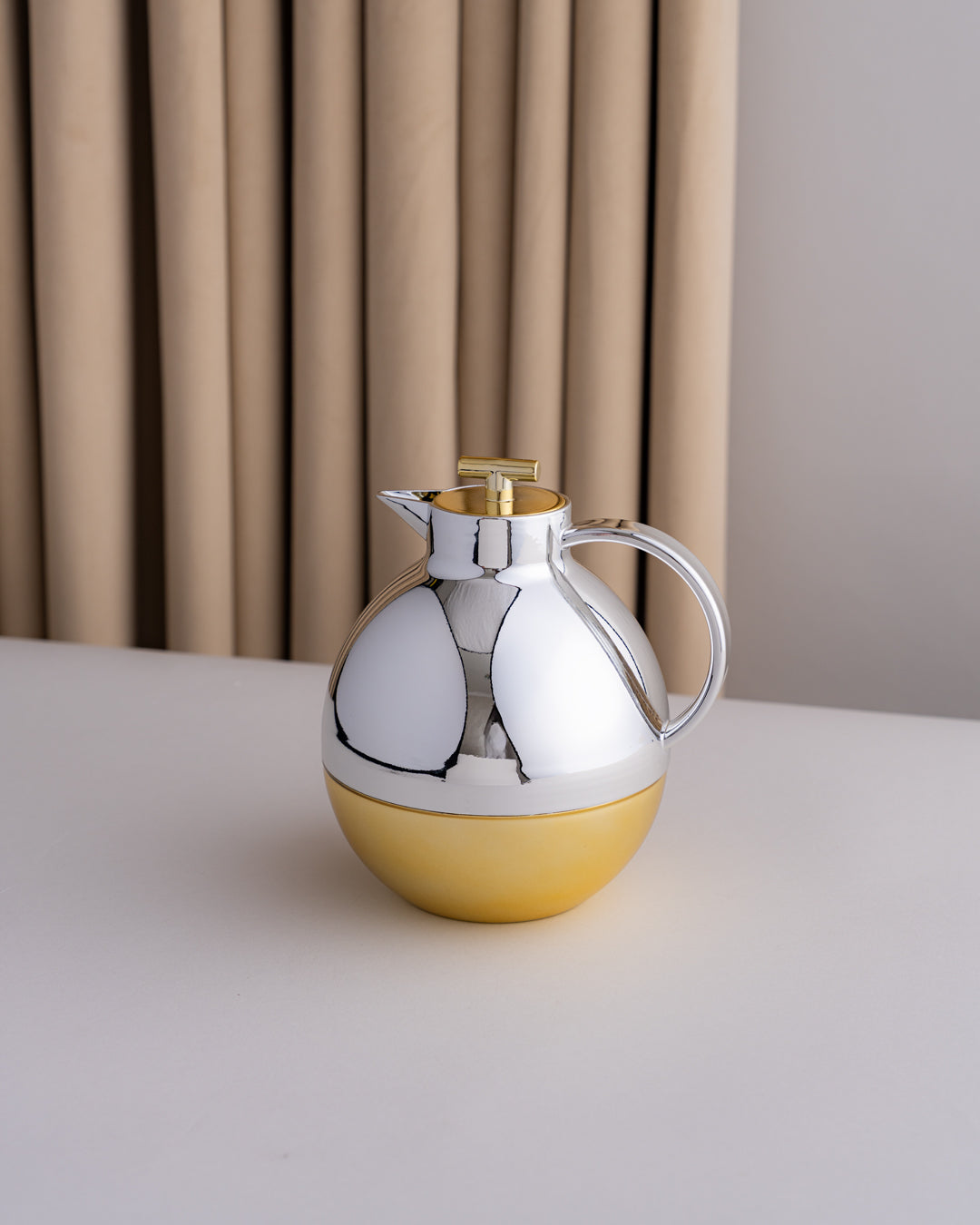 مطارة شاي وقهوة بمقبض سلفر وقاعدة ذهبية