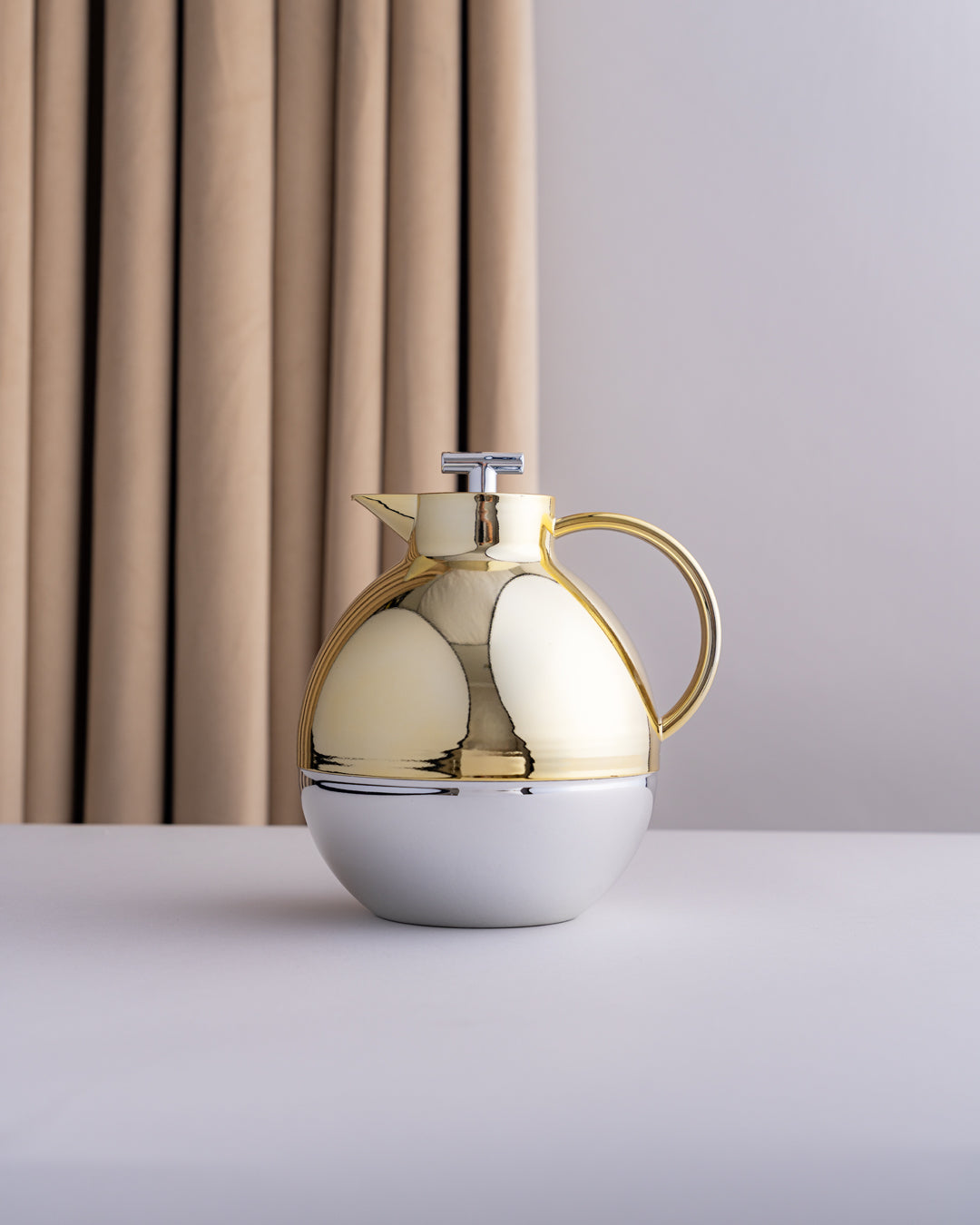 مطارة شاي وقهوة بمقبض ذهبي وقاعدة سلفر