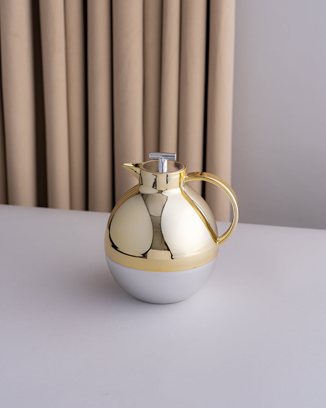 مطارة شاي وقهوة بمقبض ذهبي وقاعدة سلفر