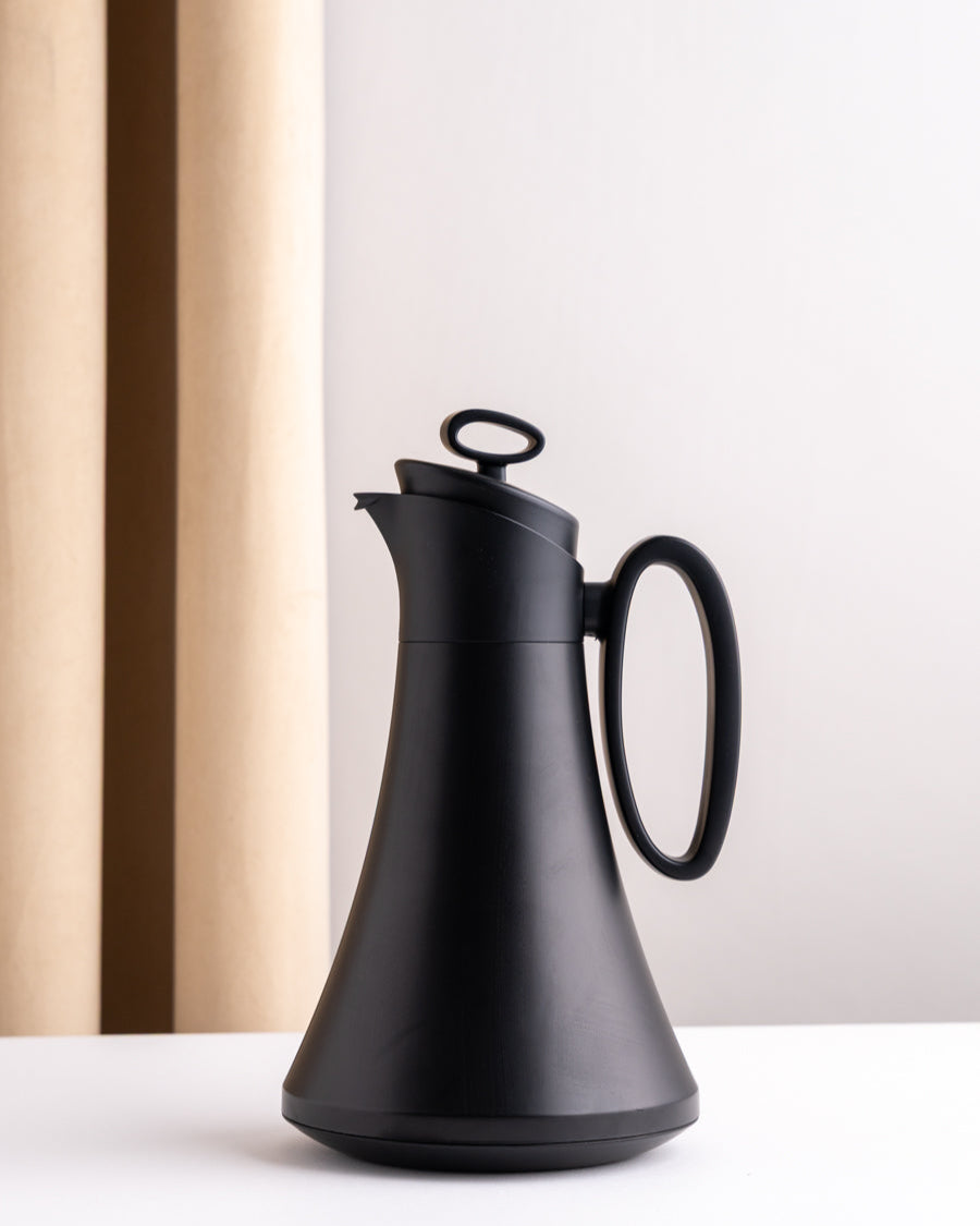 مطارة شاي وقهوة لون اسود بمقبض اسود