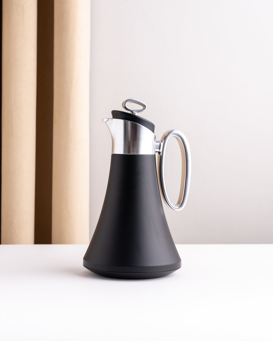 مطارة شاي وقهوة لون اسود بمقبض سلفر