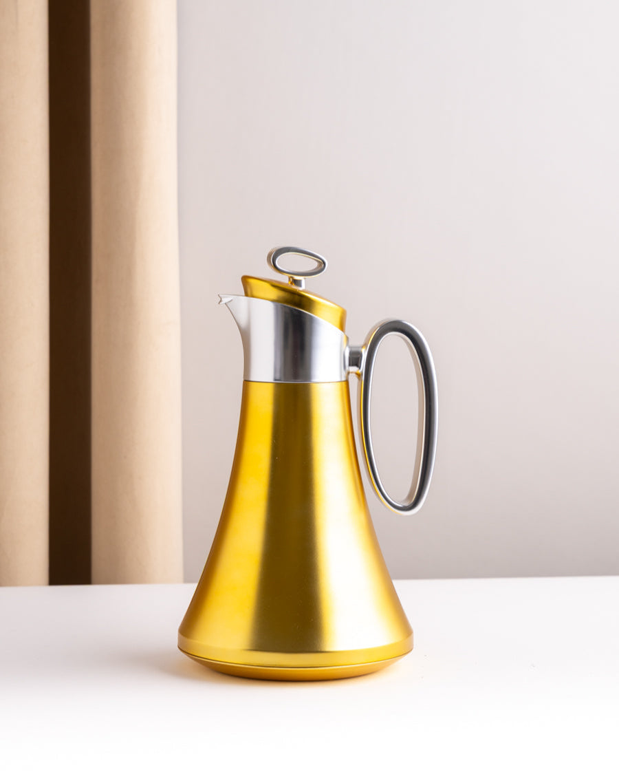 مطارة شاي وقهوة لون ذهبي بمقبض سلفر