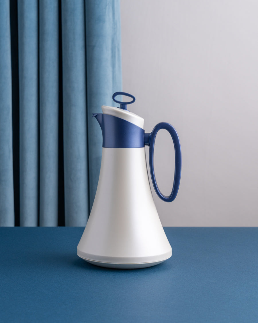 مطارة شاي وقهوة لون ابيض بمقبض ازرق