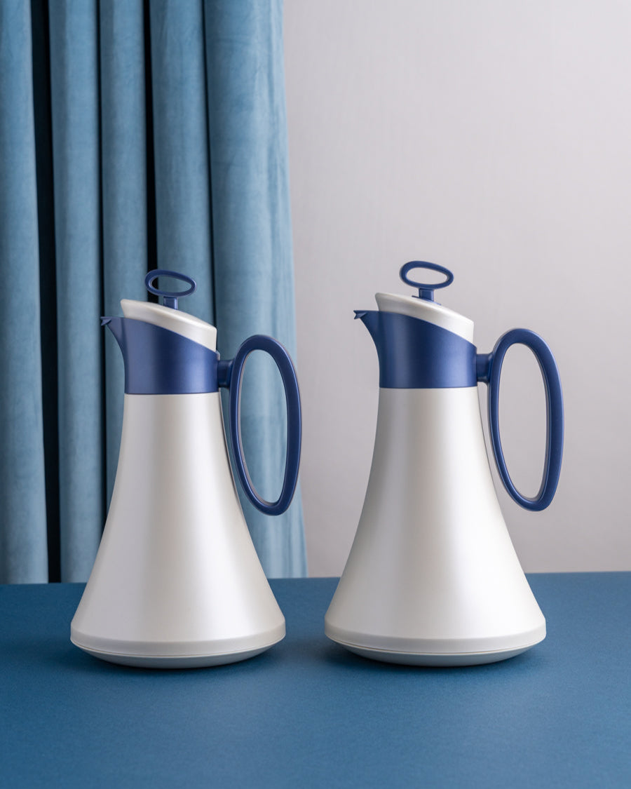 طقم مطارة شاي وقهوة لون ابيض بمقبض ازرق